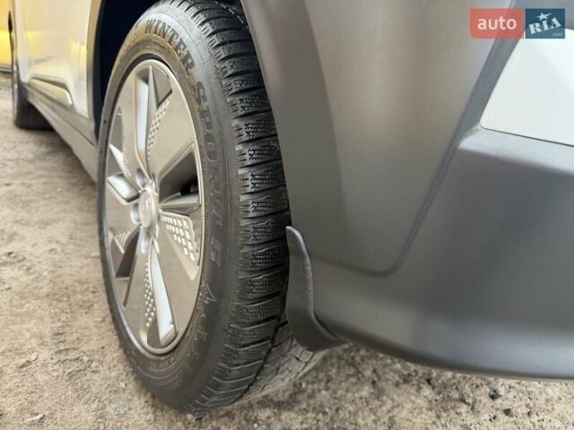 Білий Хендай Kona Electric, об'ємом двигуна 0 л та пробігом 64 тис. км за 14950 $, фото 35 на Automoto.ua