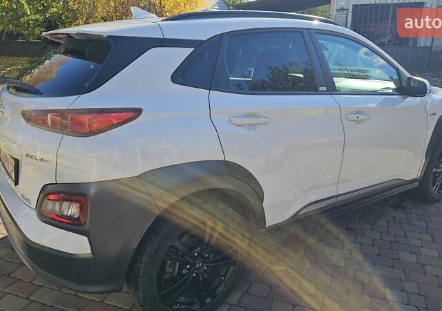 Белый Хендай Kona Electric, объемом двигателя 0 л и пробегом 44 тыс. км за 17450 $, фото 2 на Automoto.ua