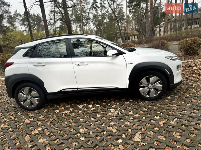 Білий Хендай Kona Electric, об'ємом двигуна 0 л та пробігом 59 тис. км за 17499 $, фото 2 на Automoto.ua