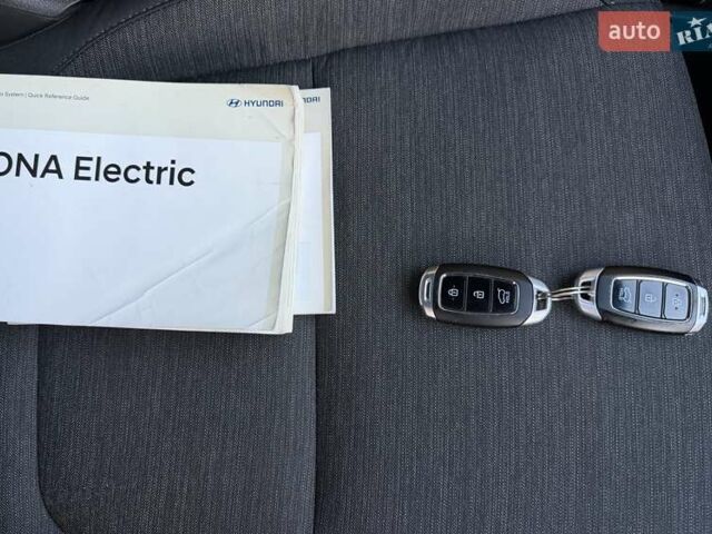 Білий Хендай Kona Electric, об'ємом двигуна 0 л та пробігом 64 тис. км за 14950 $, фото 139 на Automoto.ua