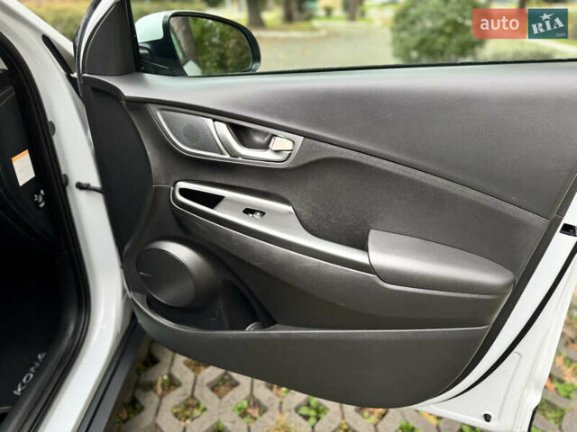 Белый Хендай Kona Electric, объемом двигателя 0 л и пробегом 103 тыс. км за 17999 $, фото 76 на Automoto.ua