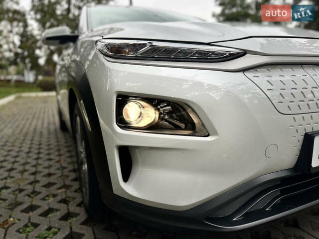 Белый Хендай Kona Electric, объемом двигателя 0 л и пробегом 103 тыс. км за 17999 $, фото 34 на Automoto.ua
