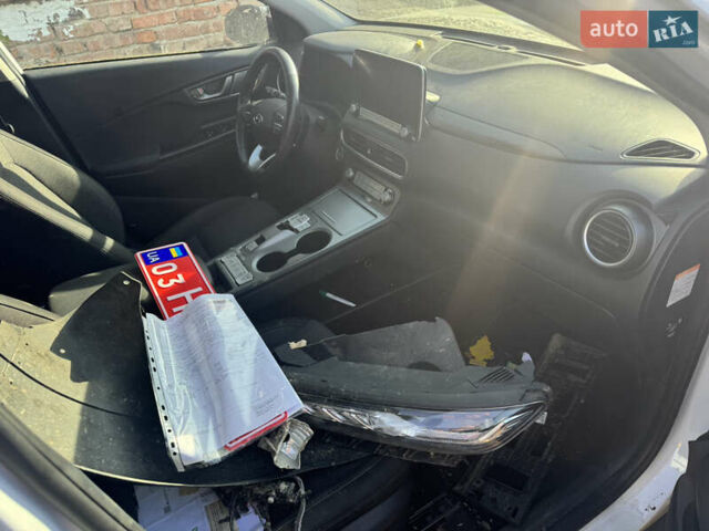 Белый Хендай Kona Electric, объемом двигателя 0 л и пробегом 50 тыс. км за 10599 $, фото 6 на Automoto.ua