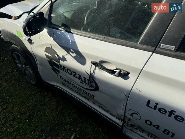 Белый Хендай Kona Electric, объемом двигателя 0 л и пробегом 50 тыс. км за 10599 $, фото 3 на Automoto.ua
