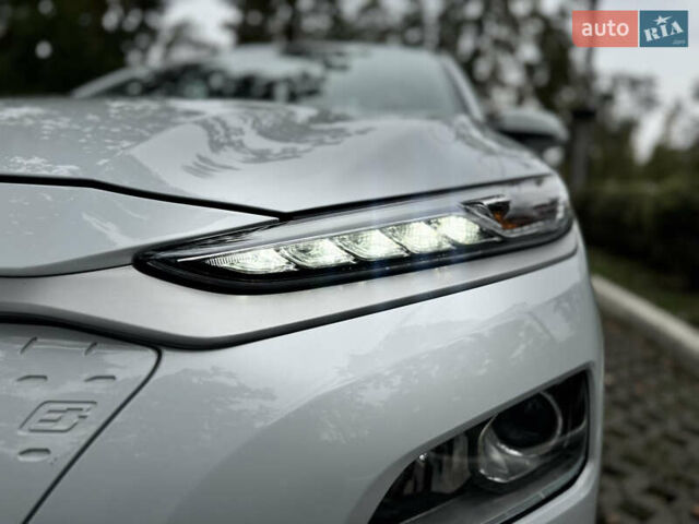 Белый Хендай Kona Electric, объемом двигателя 0 л и пробегом 103 тыс. км за 17999 $, фото 19 на Automoto.ua