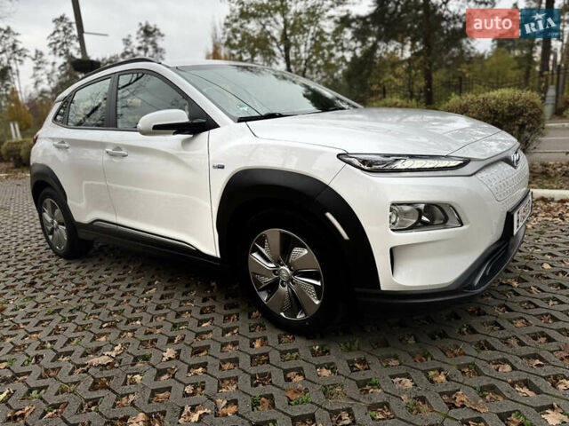 Белый Хендай Kona Electric, объемом двигателя 0 л и пробегом 58 тыс. км за 17499 $, фото 5 на Automoto.ua
