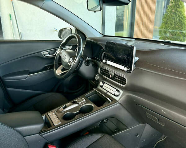 Белый Хендай Kona Electric, объемом двигателя 0 л и пробегом 95 тыс. км за 17500 $, фото 21 на Automoto.ua
