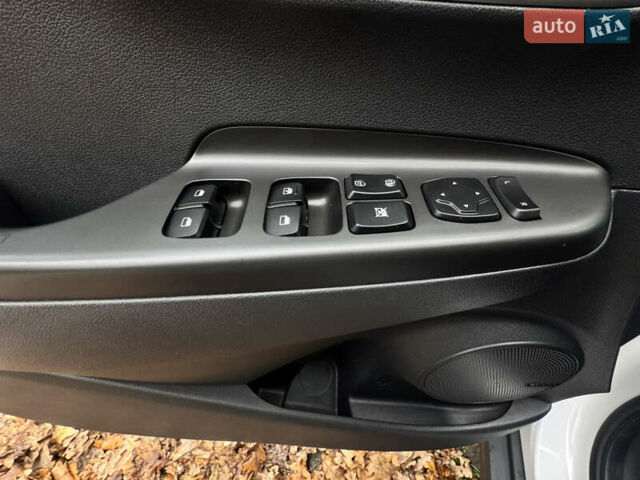 Белый Хендай Kona Electric, объемом двигателя 0 л и пробегом 59 тыс. км за 16900 $, фото 23 на Automoto.ua