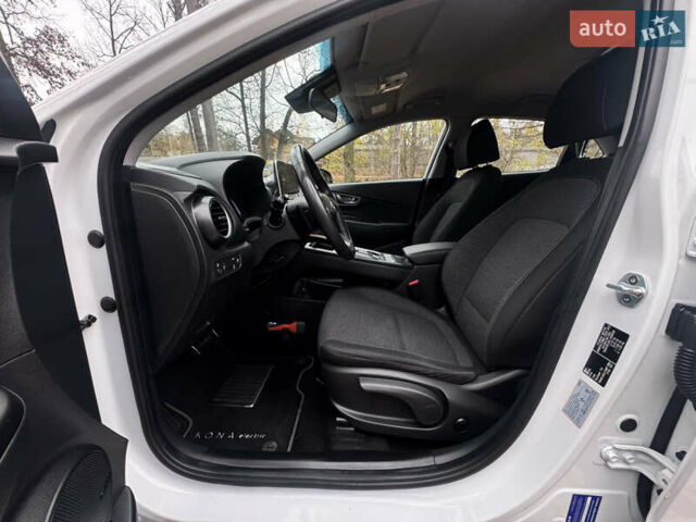 Белый Хендай Kona Electric, объемом двигателя 0 л и пробегом 59 тыс. км за 16900 $, фото 28 на Automoto.ua