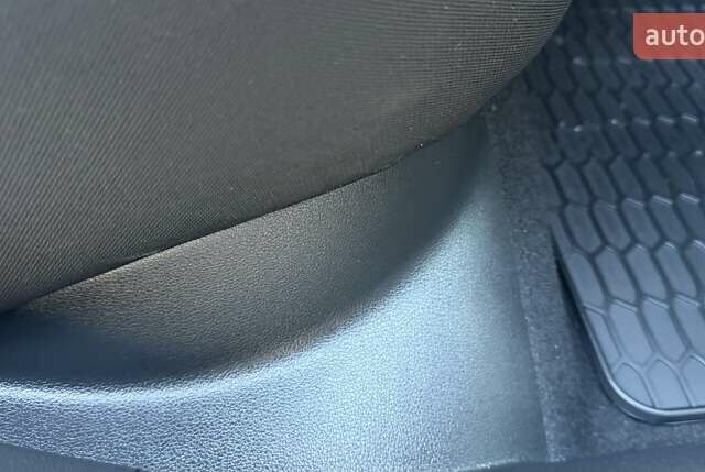 Білий Хендай Kona Electric, об'ємом двигуна 0 л та пробігом 64 тис. км за 14950 $, фото 131 на Automoto.ua