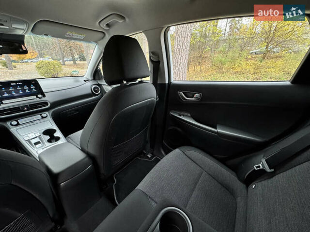 Белый Хендай Kona Electric, объемом двигателя 0 л и пробегом 58 тыс. км за 17499 $, фото 88 на Automoto.ua