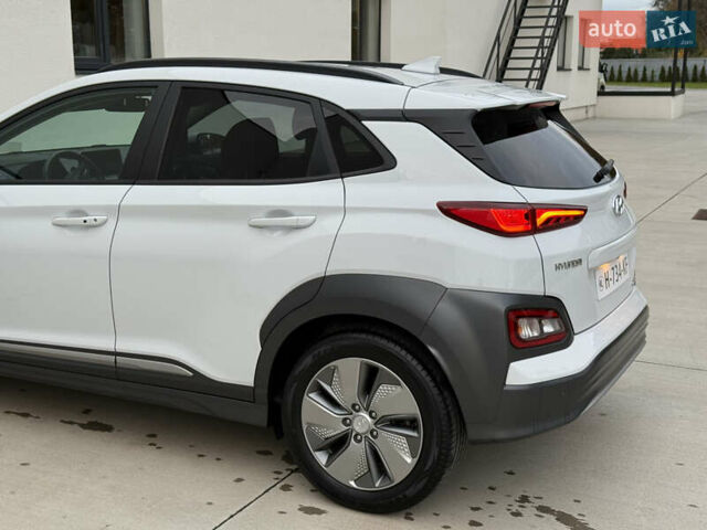 Белый Хендай Kona Electric, объемом двигателя 0 л и пробегом 96 тыс. км за 19500 $, фото 25 на Automoto.ua