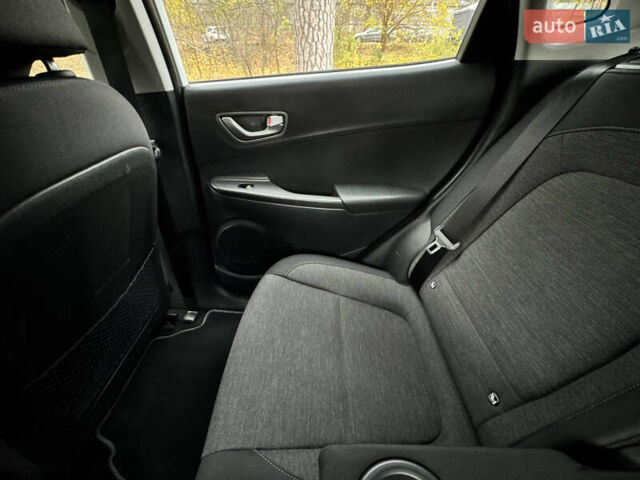 Белый Хендай Kona Electric, объемом двигателя 0 л и пробегом 58 тыс. км за 17499 $, фото 33 на Automoto.ua