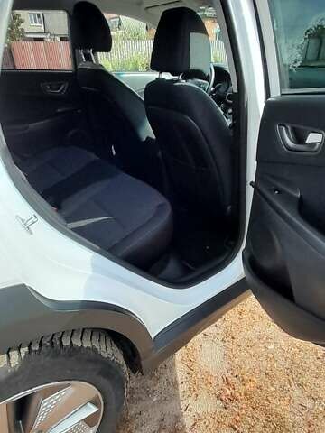 Білий Хендай Kona Electric, об'ємом двигуна 0 л та пробігом 71 тис. км за 17600 $, фото 25 на Automoto.ua