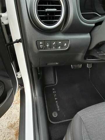 Білий Хендай Kona Electric, об'ємом двигуна 0 л та пробігом 71 тис. км за 17600 $, фото 31 на Automoto.ua