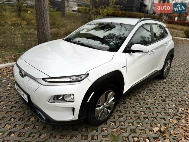 Белый Хендай Kona Electric, объемом двигателя 0 л и пробегом 58 тыс. км за 17499 $, фото 13 на Automoto.ua
