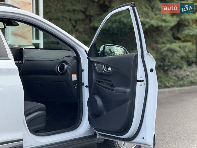 Белый Хендай Kona Electric, объемом двигателя 0 л и пробегом 150 тыс. км за 16960 $, фото 16 на Automoto.ua