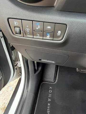 Білий Хендай Kona Electric, об'ємом двигуна 0 л та пробігом 71 тис. км за 17600 $, фото 35 на Automoto.ua