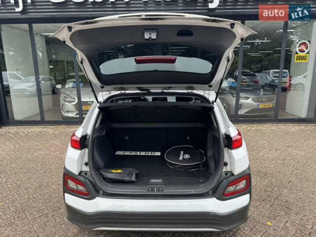 Белый Хендай Kona Electric, объемом двигателя 0 л и пробегом 124 тыс. км за 17600 $, фото 8 на Automoto.ua