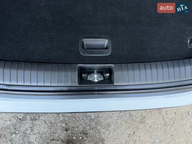 Білий Хендай Kona Electric, об'ємом двигуна 0 л та пробігом 64 тис. км за 14950 $, фото 122 на Automoto.ua