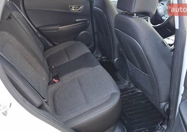 Белый Хендай Kona Electric, объемом двигателя 0 л и пробегом 44 тыс. км за 17450 $, фото 19 на Automoto.ua