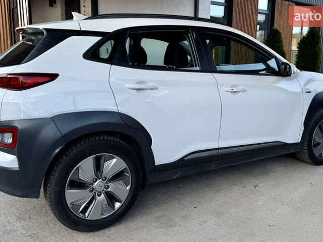 Белый Хендай Kona Electric, объемом двигателя 0 л и пробегом 95 тыс. км за 17500 $, фото 25 на Automoto.ua