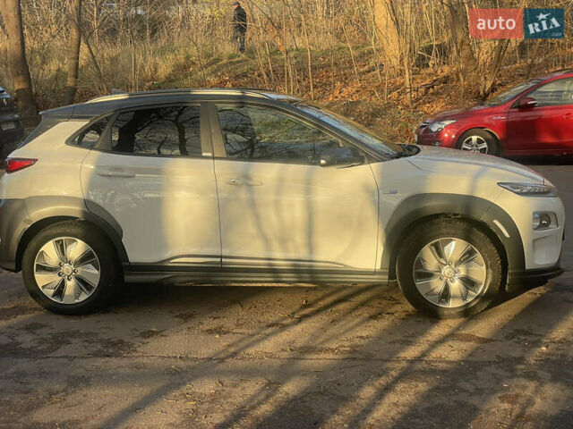 Білий Хендай Kona Electric, об'ємом двигуна 0 л та пробігом 125 тис. км за 17800 $, фото 3 на Automoto.ua