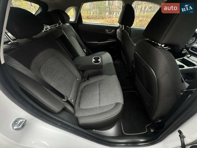 Білий Хендай Kona Electric, об'ємом двигуна 0 л та пробігом 59 тис. км за 17499 $, фото 20 на Automoto.ua