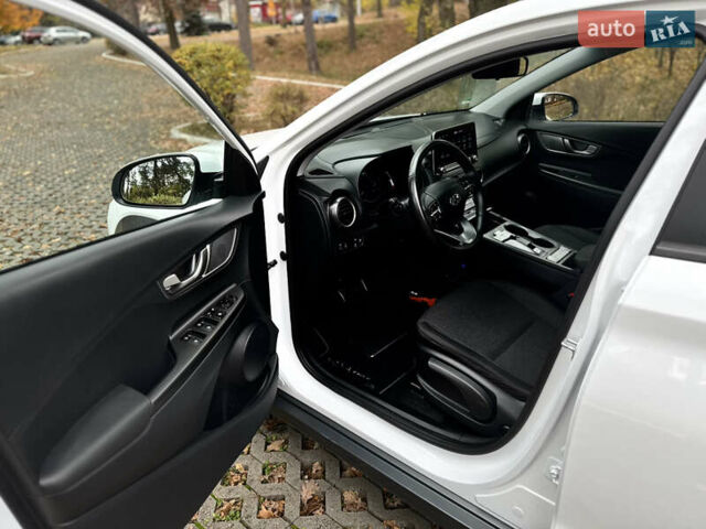 Белый Хендай Kona Electric, объемом двигателя 0 л и пробегом 58 тыс. км за 17499 $, фото 25 на Automoto.ua
