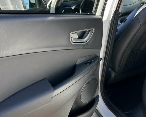 Белый Хендай Kona Electric, объемом двигателя 0 л и пробегом 88 тыс. км за 17900 $, фото 15 на Automoto.ua