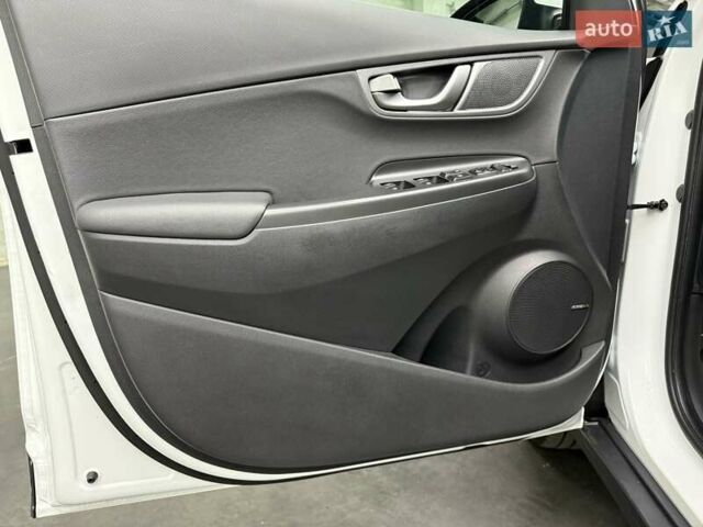 Белый Хендай Kona Electric, объемом двигателя 0 л и пробегом 92 тыс. км за 18983 $, фото 13 на Automoto.ua