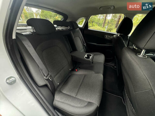 Белый Хендай Kona Electric, объемом двигателя 0 л и пробегом 103 тыс. км за 17999 $, фото 71 на Automoto.ua