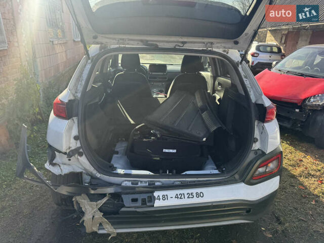 Белый Хендай Kona Electric, объемом двигателя 0 л и пробегом 50 тыс. км за 10599 $, фото 11 на Automoto.ua