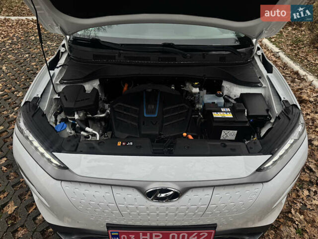 Білий Хендай Kona Electric, об'ємом двигуна 0 л та пробігом 59 тис. км за 17499 $, фото 48 на Automoto.ua