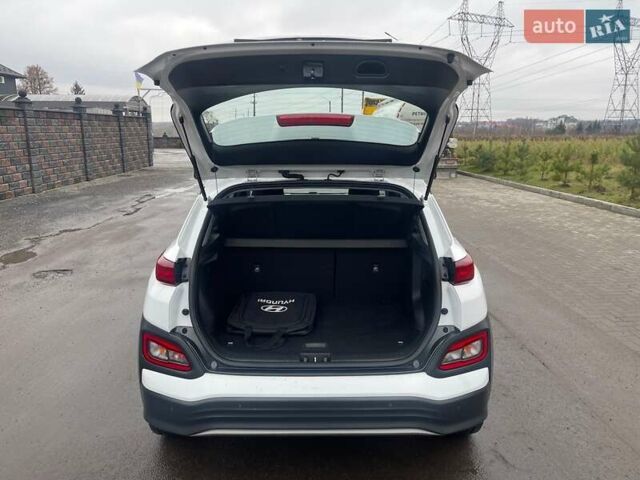 Білий Хендай Kona Electric, об'ємом двигуна 0 л та пробігом 158 тис. км за 16500 $, фото 31 на Automoto.ua