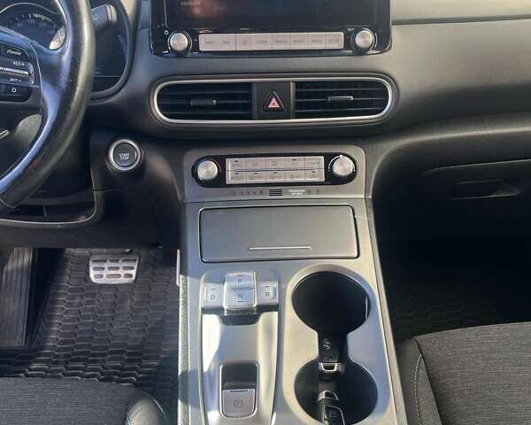 Белый Хендай Kona Electric, объемом двигателя 0 л и пробегом 139 тыс. км за 17000 $, фото 13 на Automoto.ua