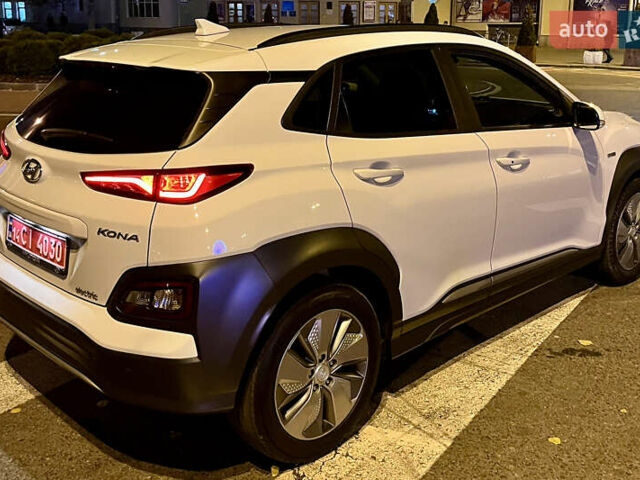 Белый Хендай Kona Electric, объемом двигателя 0 л и пробегом 115 тыс. км за 16900 $, фото 69 на Automoto.ua