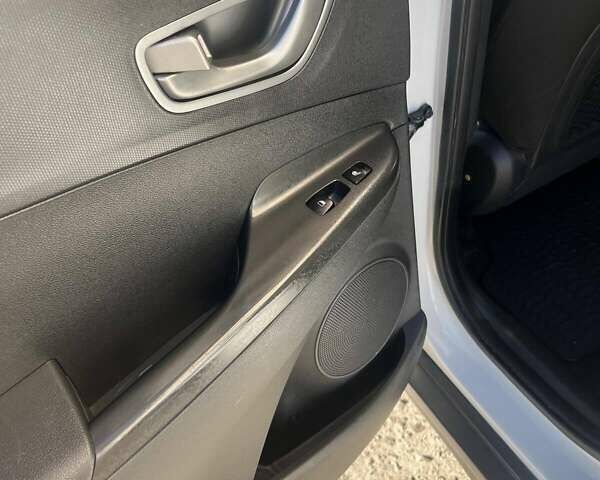 Белый Хендай Kona Electric, объемом двигателя 0 л и пробегом 139 тыс. км за 17000 $, фото 5 на Automoto.ua