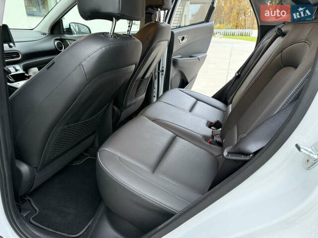 Белый Хендай Kona Electric, объемом двигателя 0 л и пробегом 96 тыс. км за 19500 $, фото 41 на Automoto.ua