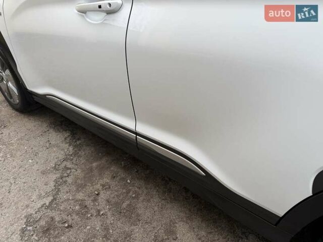 Білий Хендай Kona Electric, об'ємом двигуна 0 л та пробігом 64 тис. км за 14950 $, фото 50 на Automoto.ua