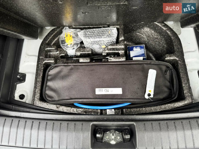 Белый Хендай Kona Electric, объемом двигателя 0 л и пробегом 103 тыс. км за 17999 $, фото 59 на Automoto.ua