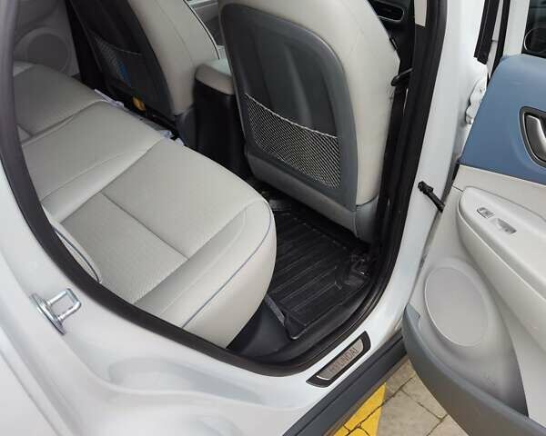 Белый Хендай Kona Electric, объемом двигателя 0 л и пробегом 65 тыс. км за 18700 $, фото 10 на Automoto.ua