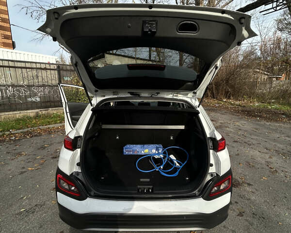 Білий Хендай Kona Electric, об'ємом двигуна 0 л та пробігом 59 тис. км за 15870 $, фото 7 на Automoto.ua