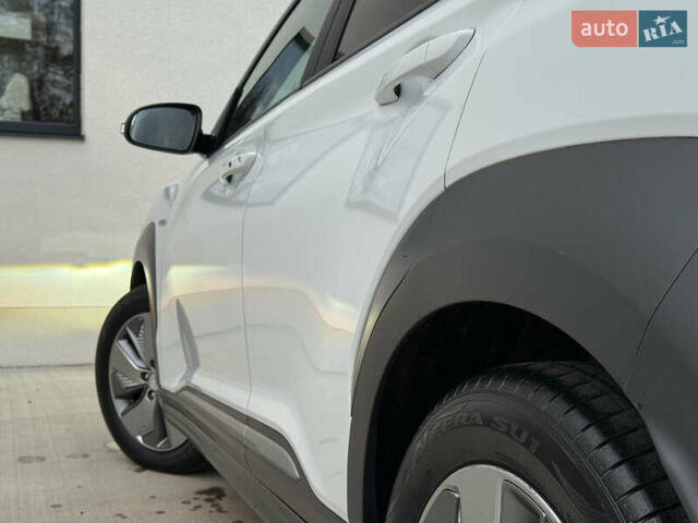 Белый Хендай Kona Electric, объемом двигателя 0 л и пробегом 96 тыс. км за 19500 $, фото 29 на Automoto.ua