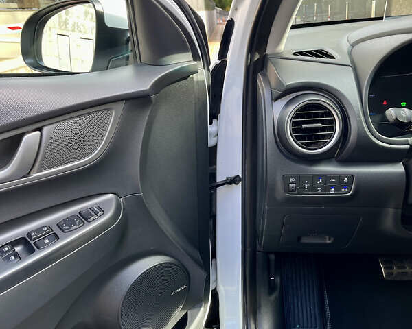 Белый Хендай Kona Electric, объемом двигателя 0 л и пробегом 115 тыс. км за 16900 $, фото 31 на Automoto.ua