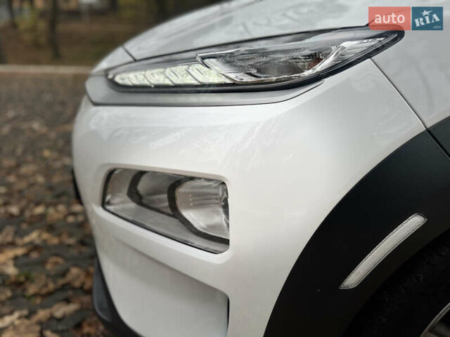 Білий Хендай Kona Electric, об'ємом двигуна 0 л та пробігом 59 тис. км за 17499 $, фото 44 на Automoto.ua
