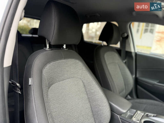 Белый Хендай Kona Electric, объемом двигателя 0 л и пробегом 150 тыс. км за 16960 $, фото 34 на Automoto.ua