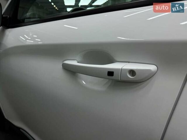 Белый Хендай Kona Electric, объемом двигателя 0 л и пробегом 92 тыс. км за 18983 $, фото 9 на Automoto.ua