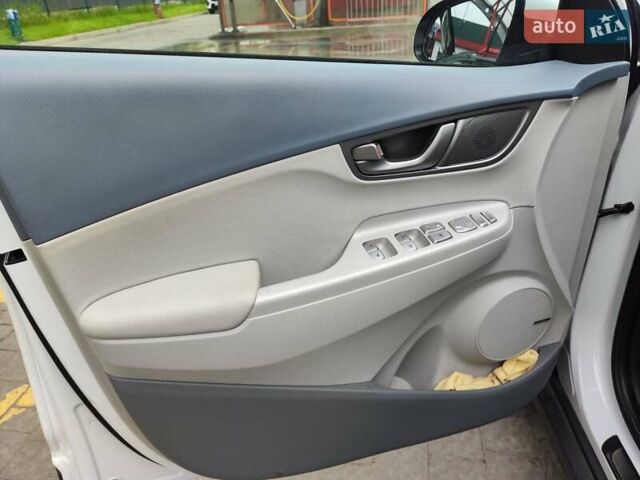 Белый Хендай Kona Electric, объемом двигателя 0 л и пробегом 65 тыс. км за 18700 $, фото 9 на Automoto.ua