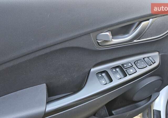 Белый Хендай Kona Electric, объемом двигателя 0 л и пробегом 44 тыс. км за 17450 $, фото 10 на Automoto.ua